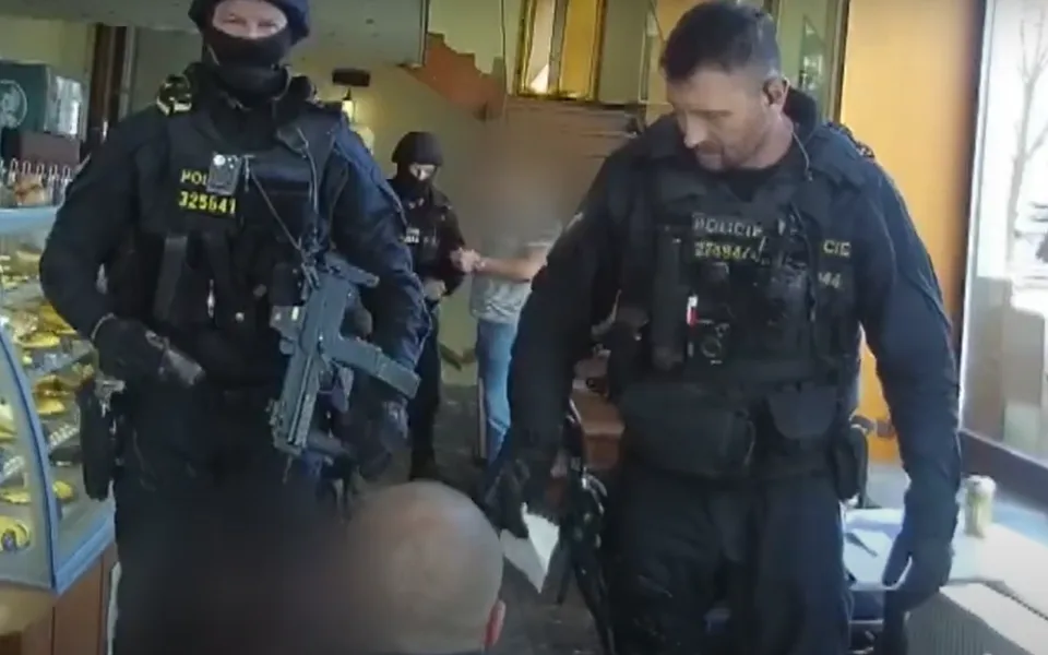 Brňany v kavárně děsil opilý muž se zbraní, který mluvil o válce na Ukrajině
