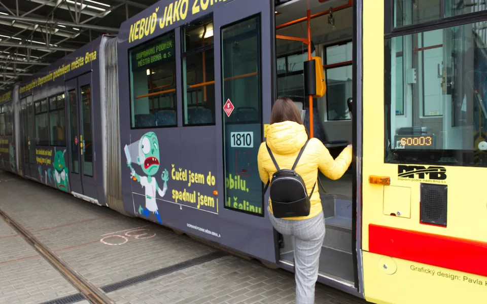 Brno bojuje proti zombíkům s mobily polepenou šalinou