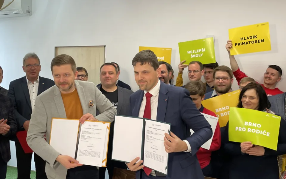 Kandidát na brněnského primátora Petr Hladík (vpravo) s předsedou STAN Vítem Rakušanem