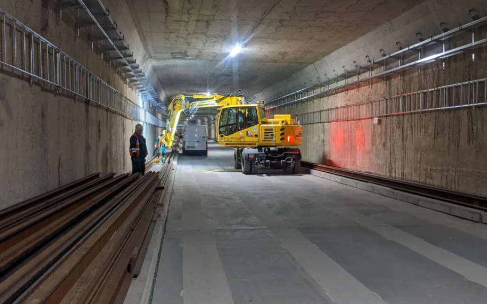 V tunelu do brněnského Kampusu začala pokládka kolejí
