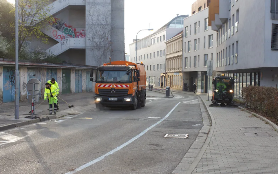 Na blokové čištění v Brně upozorňují řidiče značky i mobilní aplikace