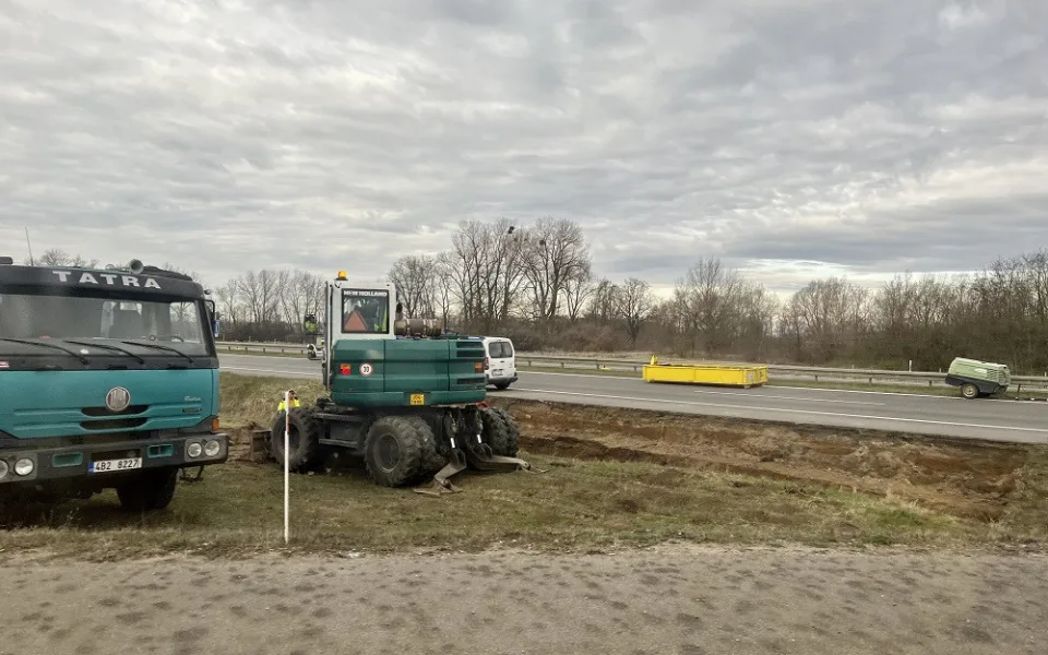 Zpožděné autobusy a nával kamionů. Řidičům komplikuje cestu do Brna omezení na D52
