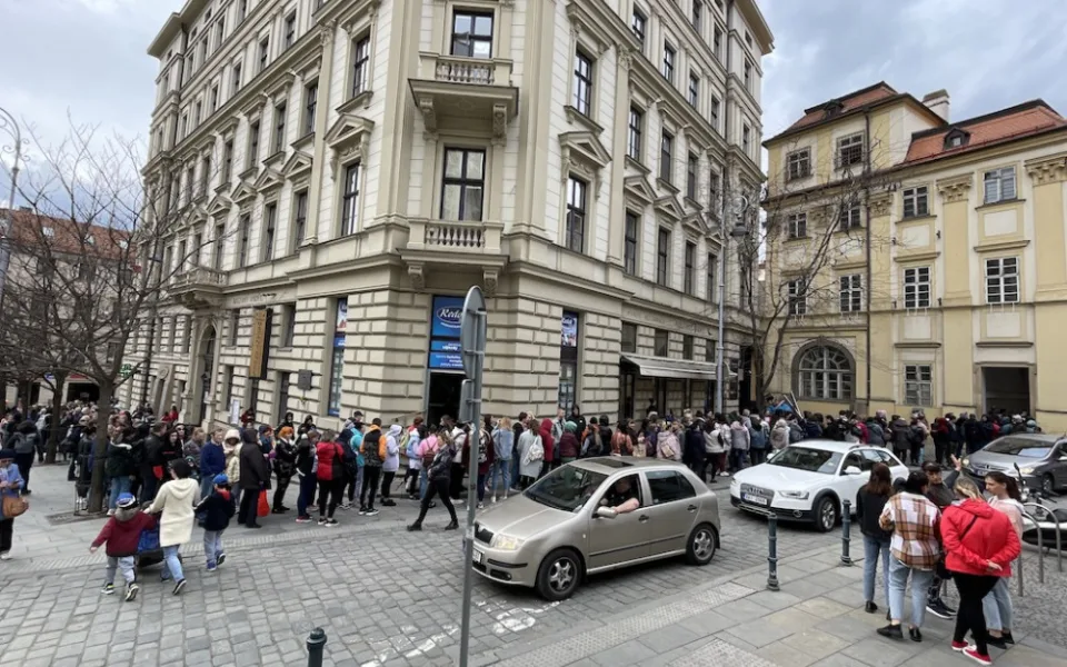 Stovky Ukrajinců stojí v Brně dlouhé fronty na potravinové balíčky 