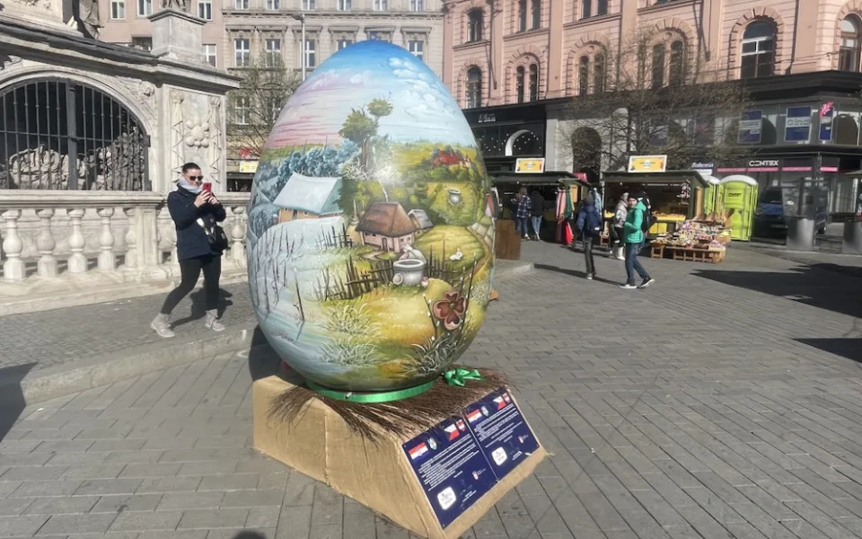 Na brněnském náměstí Svobody je obří malovaná kraslice z Chorvatska