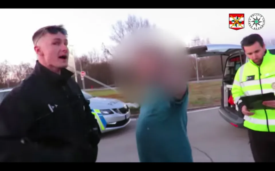 Jihomoravský řidič si po tequile driftoval u akvaparku a vyzval na souboj policisty