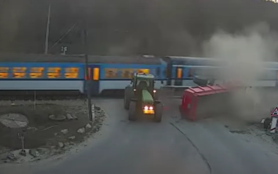 Řidič traktoru na jižní Moravě vjel na přejezdu pod vlak