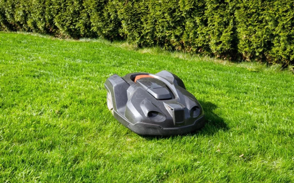 Znojmo má moderní vychytávku. O parky se postarají robotické sekačky