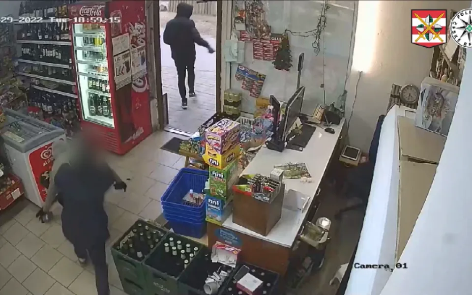 Dvojici lupičů s pitolí vyhnala z prodejny v Brně statečná prodavačka