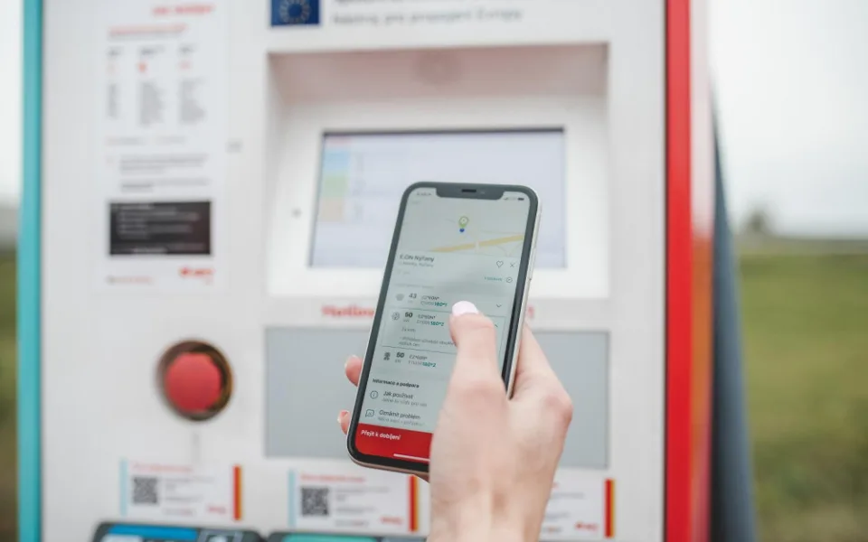 Mobilní aplikace E.ON Drive nově nasměruje řidiče elektromobilů k 700 dobíječkám v České republice