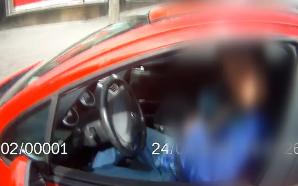 Měl jsem jedno pivo, tvrdil řidič v Brně. U dechové zkoušky nezvládal ani stát