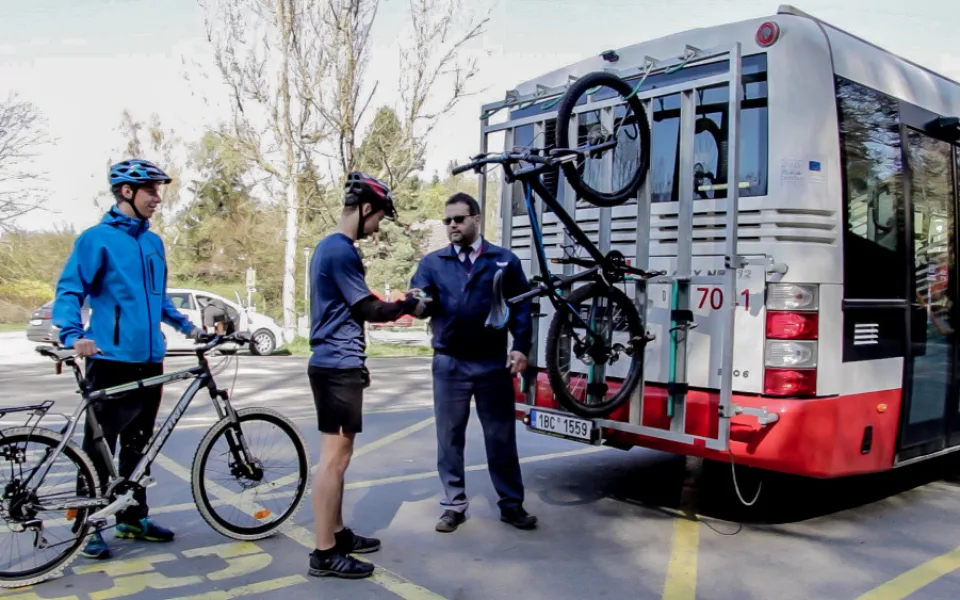 V Brně zvou do autobusů cyklisty. Na vozech jsou cyklonosiče  