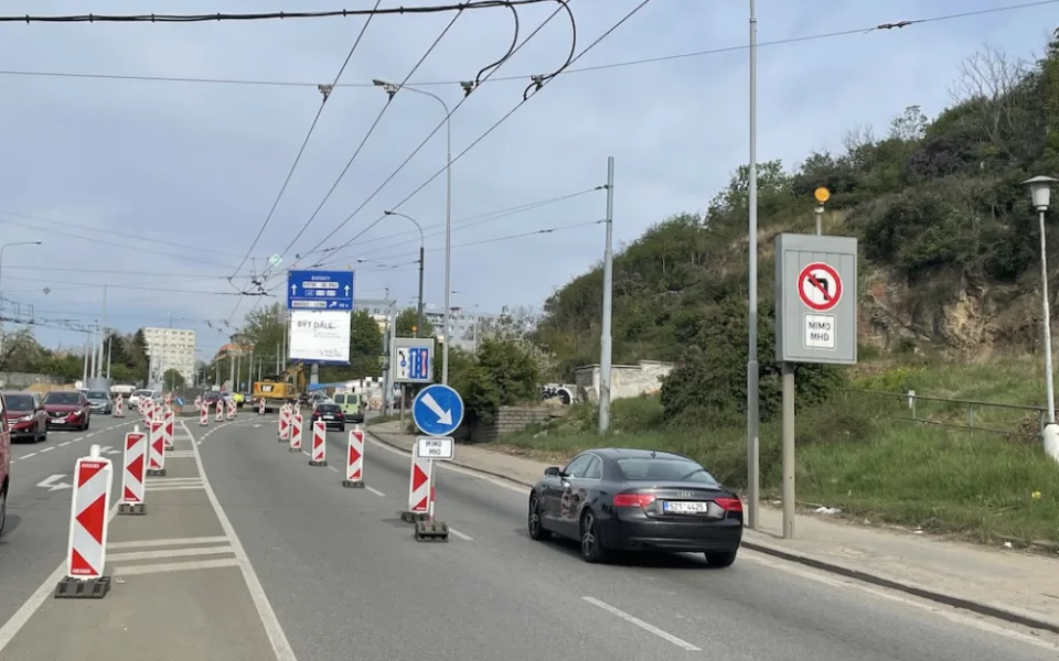 V Brně číhá nová dopravní past. U Tomkova náměstí se jezdí jen jedním pruhem