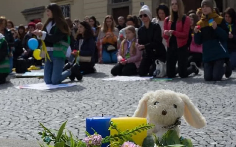Na náměstí v Brně zpívali lidé písně opěvující hrdinství ukrajinského národa