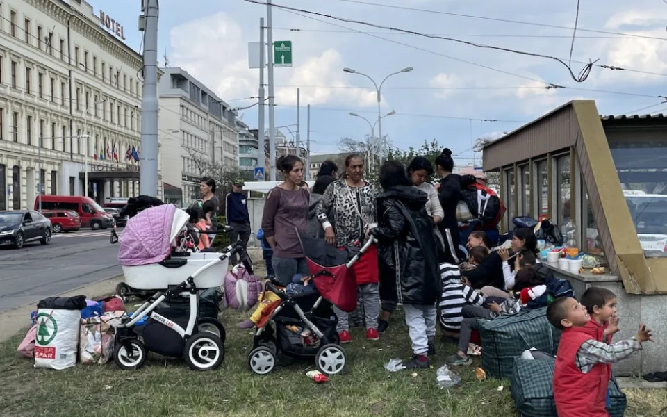V centru Brna táboří desítky Romů z Ukrajiny. Nevíme co s nimi, zní od lidí i neziskovek