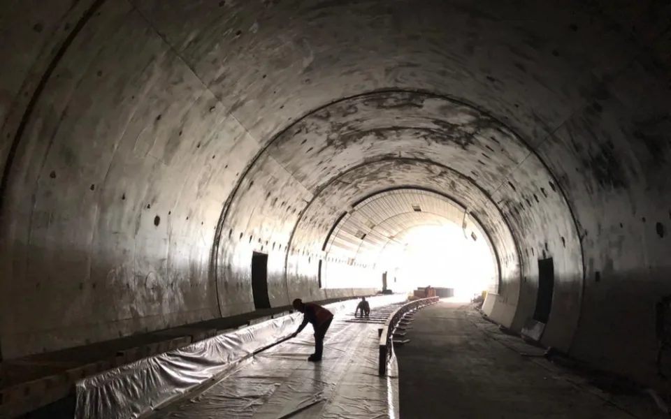 Brno kráčí k dopravnímu okruhu. Silničáři budují novou lávku a vybavují šalinový tunel