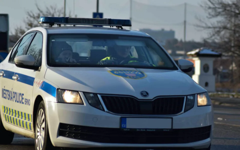 Ženě z Brna sjelo auto z kopce. Musela být to být technická závada, tvrdila