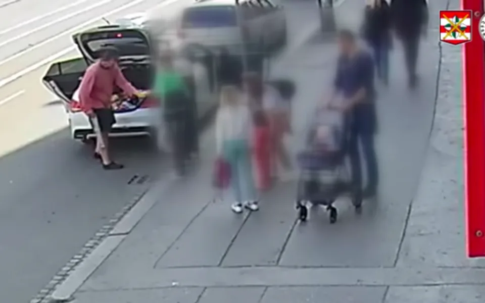 Robin Hood brněnského Cejlu. Vykradl mercedes a věci rozdal kolemjdoucím