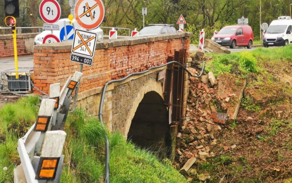 Silničáři narychlo zavřeli u Brna most. Rozpadá se, konstatovali