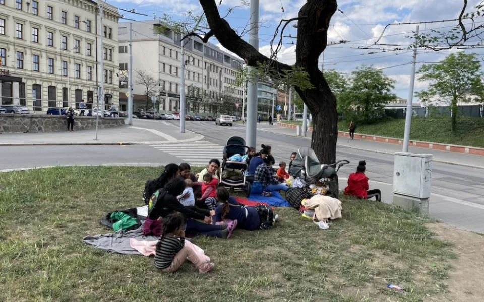 Velký návrat. Skupina ukrajinských Romů opět táboří na nádraží v Brně