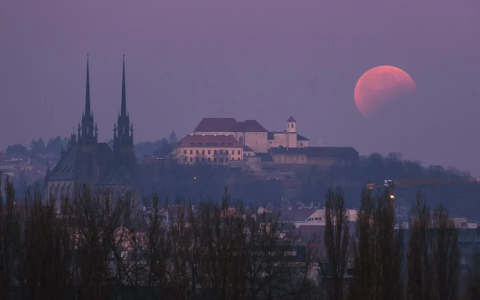 Podívejte se na částečné zatmění Měsíce
