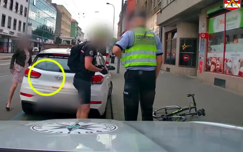 Frajeřil a kličkoval mezi auty. Jízdu brněnského cyklisty ukončil tvrdý náraz