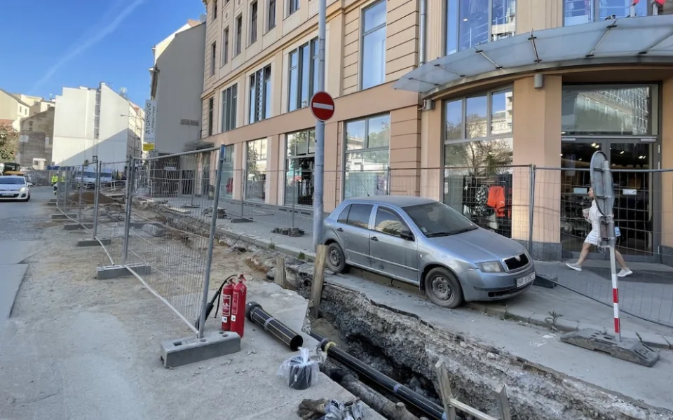 Dělníci uvěznili v centru Brna auto ze Slovenska. Nikdo neví, co s ním