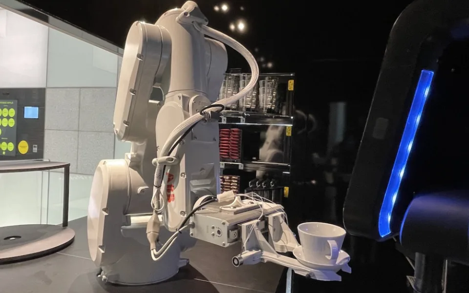 Brněnské kavárně vládne robot. Připraví italské cappuccino i malinovku