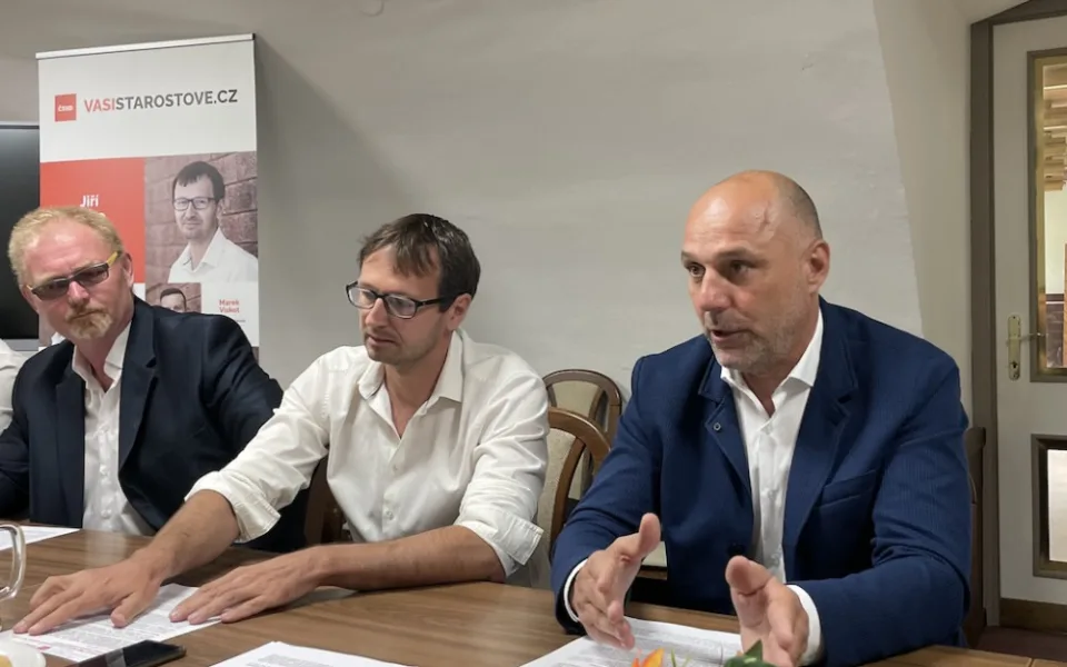 Klíčoví muži brněnské ČSSD. Zleva volební manažer Petr Šafařík, lídr Jiří Oliva a předseda brněnské ČSSD Tomáš Kratochvíl