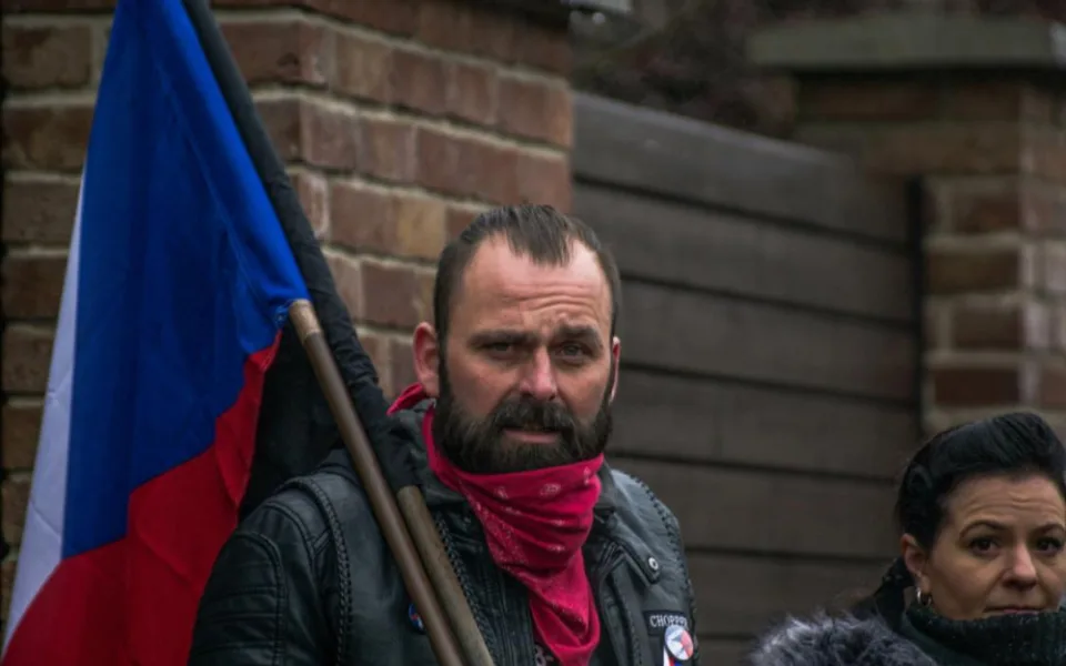 Ivo Osovský protestovalo proti vládním opatřením i před domem Andreje Babiše