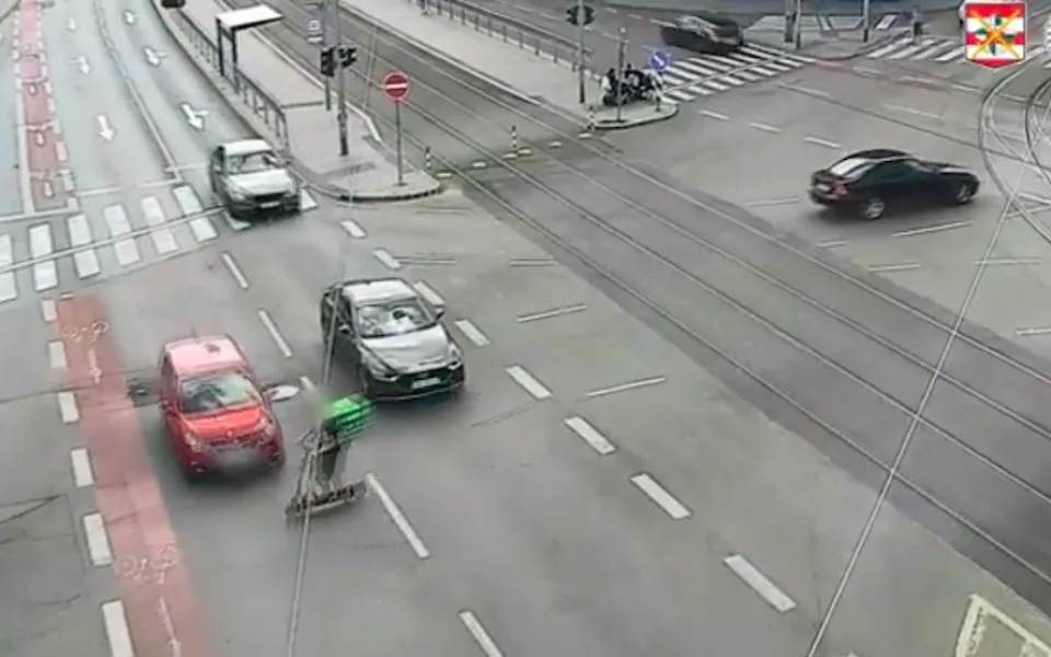 Kurýr na koloběžce vlétl v Brně pod auto, vyvázl bez zranění i poškození pokrmu