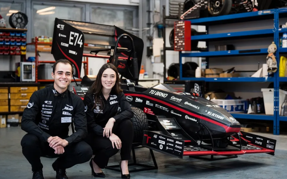 Na univerzitě v Brně navrhli elektrickou formuli. Tým studentů vede žena