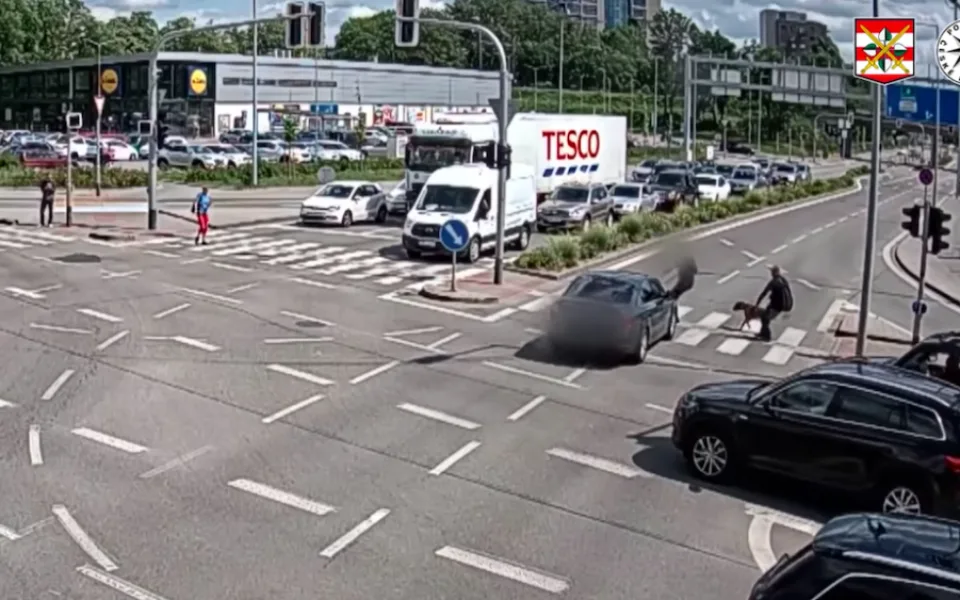 Řidič z Brna projel ve špičce křižovatce na červenou a smetl chodce  