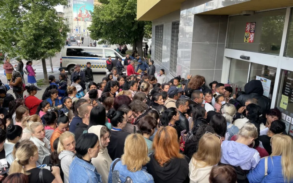 Pracovní úřad v Brně praská s novým měsícem ve švech. Fronty jsou i před bankou