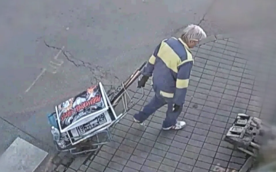 V Brně řádil nepřítel cirkusu. Očesal stovky reklamních cedulí a odvezl si je na kárce