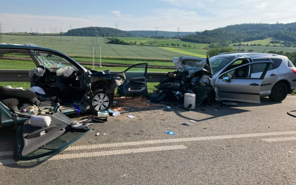 Při srážce aut na Brněnsku se zranilo pět lidí včetně dítěte. Na místo letěl vrtulník
