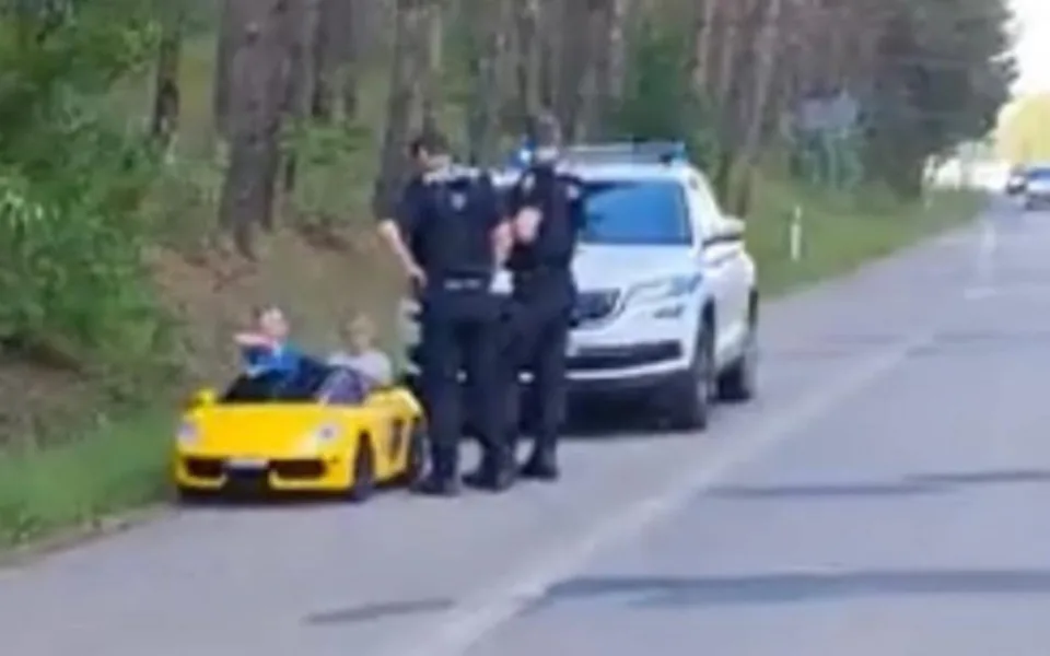 Děti v elektrickém autíčku vyrazily na brněnskou dálnici