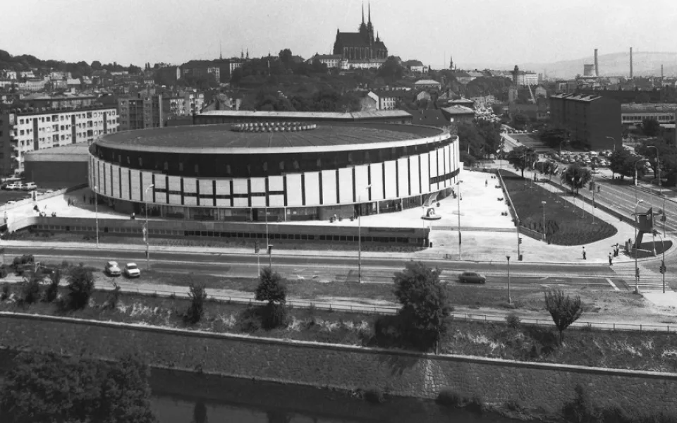 Dne 4. června 1982 byla hala slavnostně otevřena.