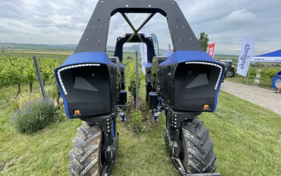 Vinařům pomáhá francouzský robot. Ovládá se mobilem a stará se o vinohrad