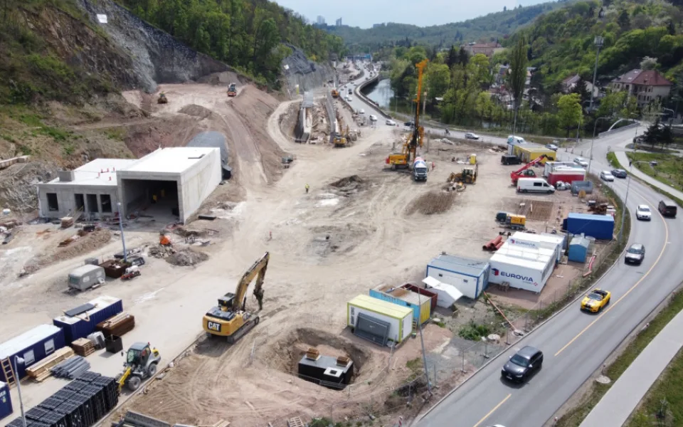 Brno pozoruje, jak roste městský okruhu. Silničáři se pochlubili unikátními snímky