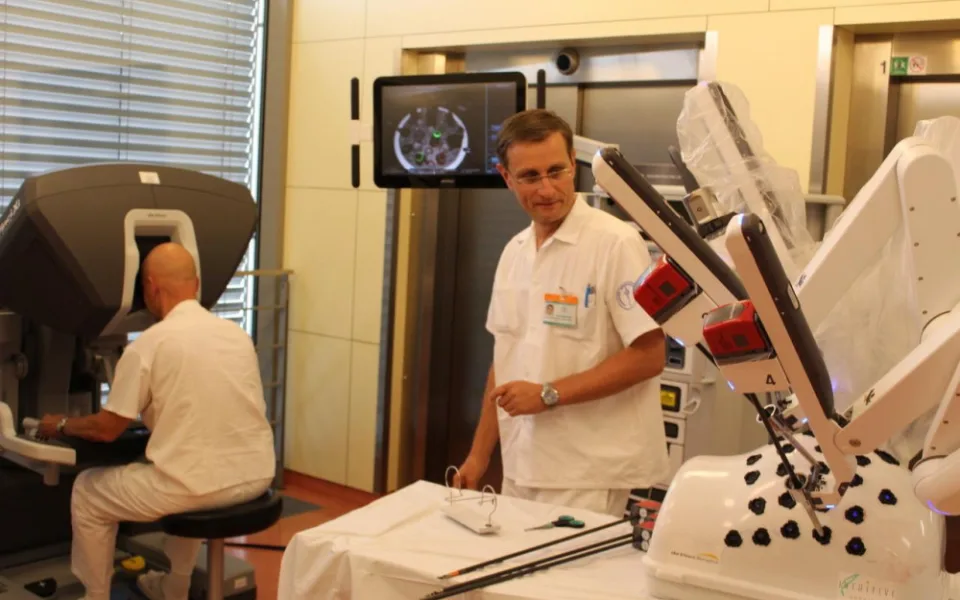 Robot Da Vinci v Masarykově onkologickém ústavu na brněnském Žlutém kopci