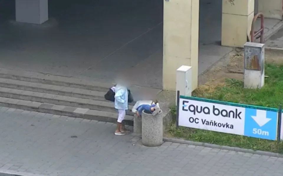 Čiperná důchodkyně z Brna okradla ženu, která spala na odpadkovém koši