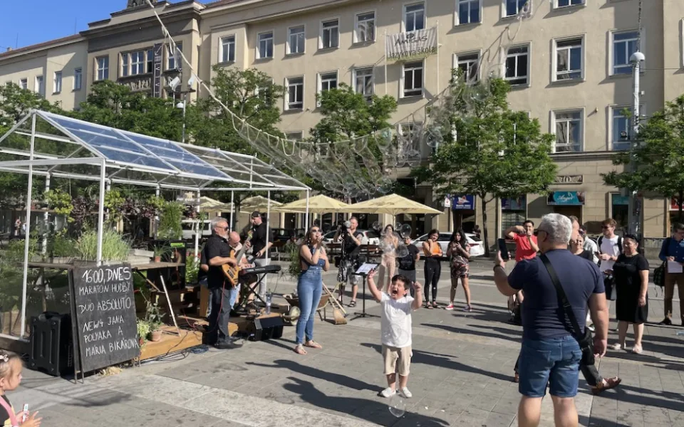 Brno vyhlíží svátek hudby. Umělci zahrají lidem z pokojíčků i skleníku