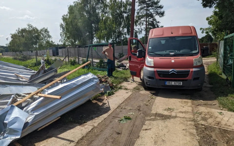Tornádo v Lanžhotě způsobilo škody za miliony korun. Pomáhají řemeslníci i charita