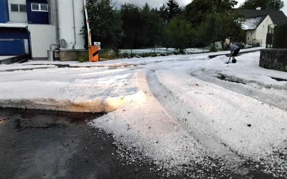 Silnice v Olešnici zasypaly kroupy, vozovka je neprůjezdná