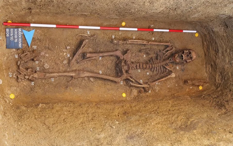 Archeologové našli na jižní Moravě kostru germánského bojovníka pohřbeného se psy