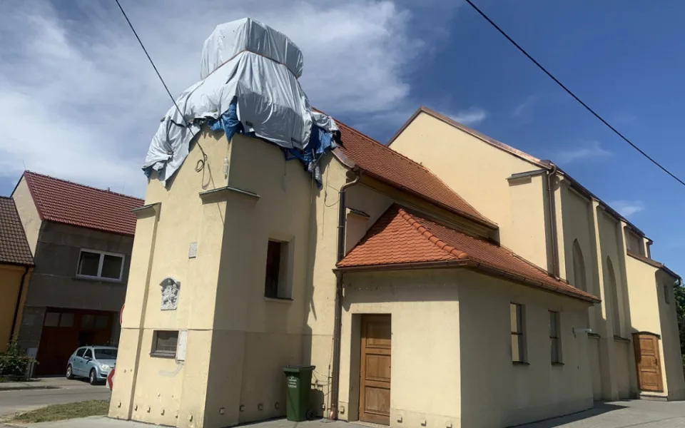 Tornádem poničený kostel v Hruškách