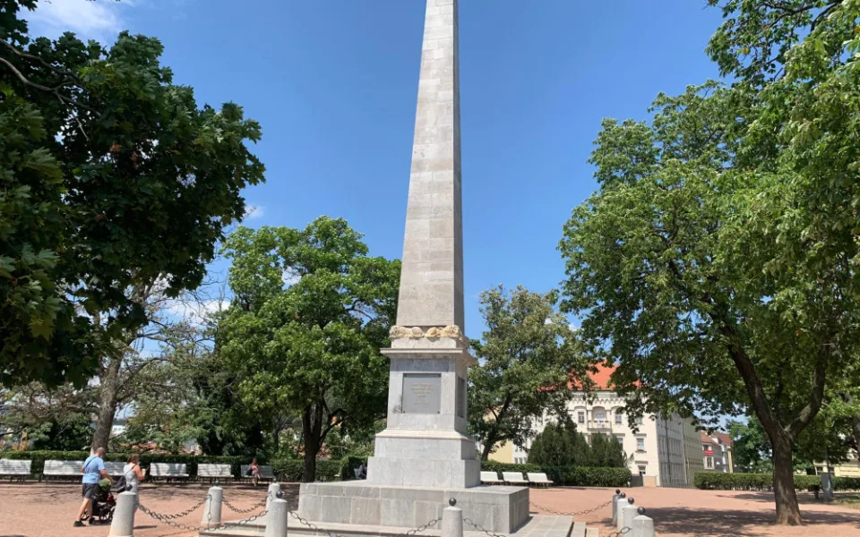 Brno má opravený dvě století starý obelisk. Připomíná konec války