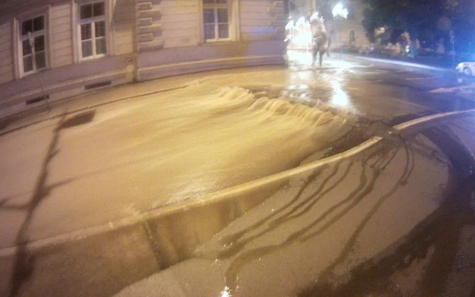 Centrum Brna zaplavila voda z prasklého potrubí Brna.