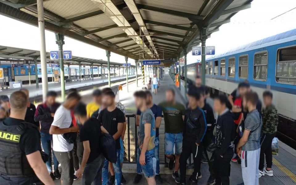 Početná skupinka migrantů dorazila na brněnské nádraží. Přivítali je policisté 