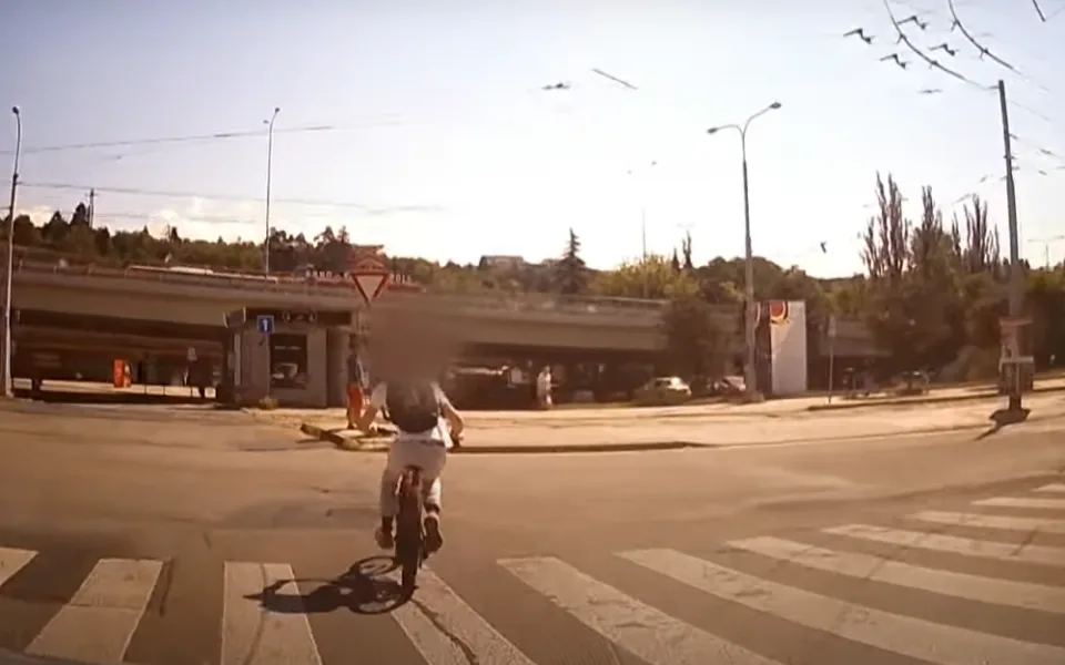 Zdrogovaný zloděj v Brně ujížděl před policisty na kole. Našli ho v potoce